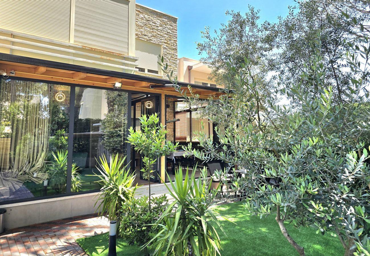 Apartment in Gjiri Lalzit - Lura 3 Floral Apartment