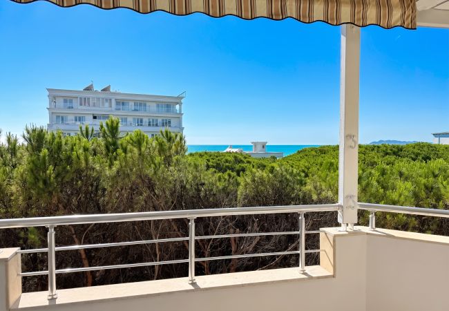 Apartment in Durres - Sea Breeze Apartment with Balcony 