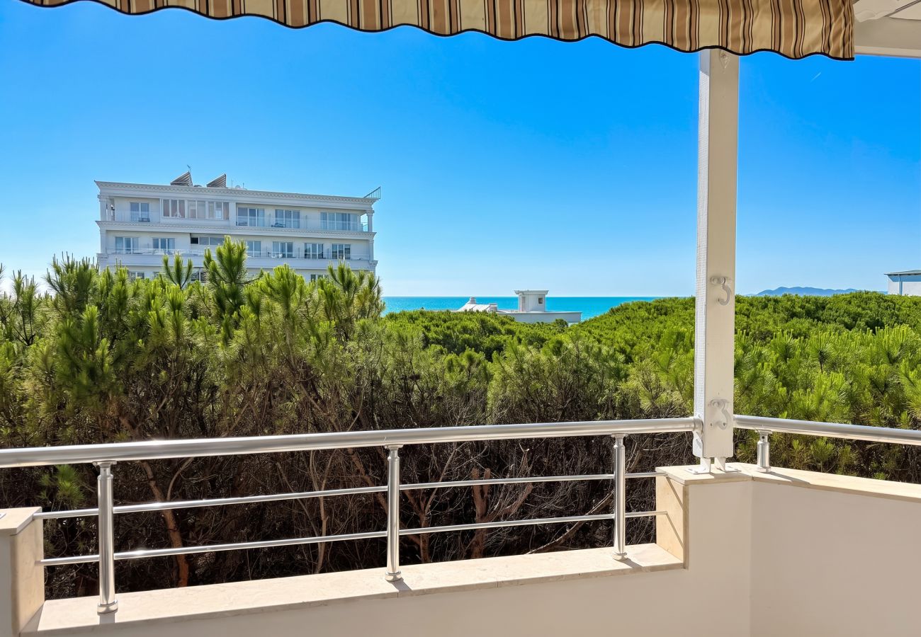 Apartment in Durres - Sea Breeze Apartment with Balcony 